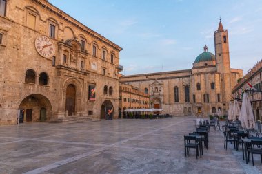 Palazzo dei Capitani del Popolo 'nun gündoğumu manzarası ve İtalyan şehri Ascoli Piceno' daki Saint Francis Kilisesi.