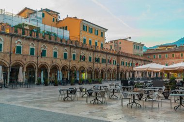 İtalyan şehri Ascoli Piceno 'daki Piazza del Popolo.