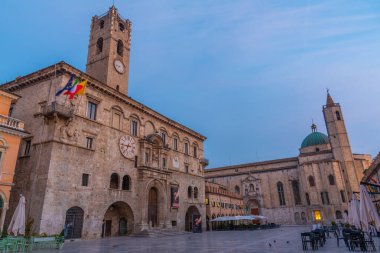 Palazzo dei Capitani del Popolo 'nun gündoğumu manzarası ve İtalyan şehri Ascoli Piceno' daki Saint Francis Kilisesi.