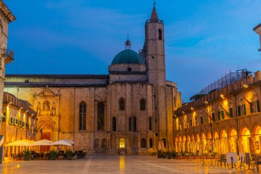 İtalyan şehri Ascoli Piceno 'daki Aziz Francis Kilisesi' nin gündoğumu manzarası.