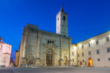 İtalyan şehri Ascoli Piceno 'daki katedralin gün doğumu manzarası.