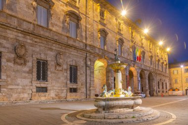 İtalyan şehri Ascoli Piceno 'da, Palazzo dell' Arengo 'da gün doğumu.
