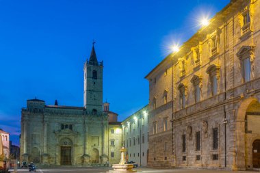 İtalyan şehri Ascoli Piceno 'daki katedralin gün doğumu manzarası.