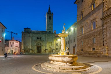 İtalyan şehri Ascoli Piceno 'daki katedralin gün doğumu manzarası.