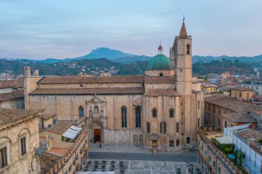 İtalyan şehri Ascoli Piceno 'daki Aziz Francis Kilisesi' nin gündoğumu manzarası.