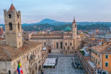 Palazzo dei Capitani del Popolo 'nun gündoğumu hava manzarası ve İtalyan şehri Ascoli Piceno' daki Saint Francis Kilisesi..