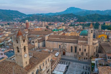 Palazzo dei Capitani del Popolo 'nun gündoğumu hava manzarası ve İtalyan şehri Ascoli Piceno' daki Saint Francis Kilisesi..