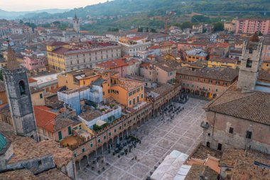 İtalyan şehri Ascoli Piceno 'daki Piazza del Popolo.