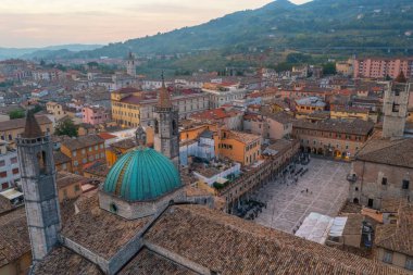 Palazzo dei Capitani del Popolo 'nun gündoğumu hava manzarası ve İtalyan şehri Ascoli Piceno' daki Saint Francis Kilisesi..