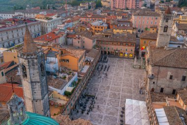 Palazzo dei Capitani del Popolo 'nun gündoğumu hava manzarası ve İtalyan şehri Ascoli Piceno' daki Saint Francis Kilisesi..