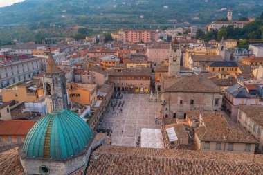 Palazzo dei Capitani del Popolo 'nun gündoğumu hava manzarası ve İtalyan şehri Ascoli Piceno' daki Saint Francis Kilisesi..