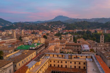 İtalyan şehri Ascoli Piceno 'nun şehir merkezinin havadan görünüşü.