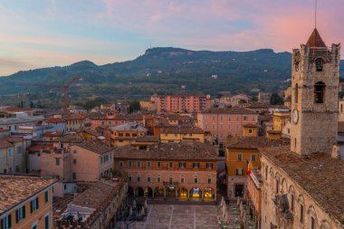 İtalyan şehri Ascoli Piceno 'daki Palazzo dei Capitani del Popolo' nun gündoğumu manzarası.