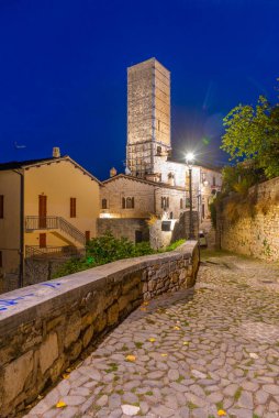 İtalya, Ascoli Piceno 'da Torre degli Ercolani' nin gece görüşü.