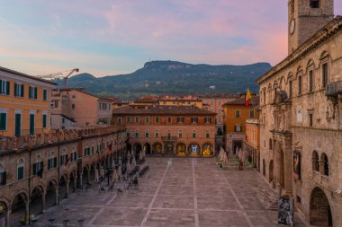 İtalyan şehri Ascoli Piceno 'daki Palazzo dei Capitani del Popolo' nun gündoğumu manzarası.