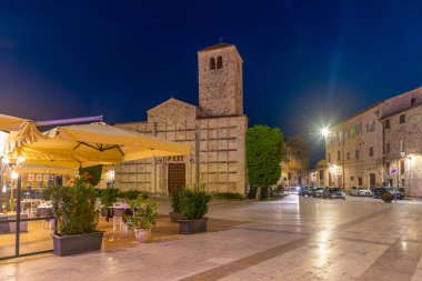 İtalya, Ascoli Piceno 'daki Saint Vincenzo ve Anastasio Kilisesi' nin gece manzarası.