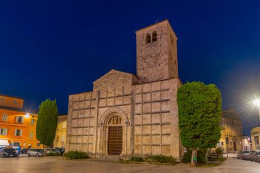 İtalya, Ascoli Piceno 'daki Saint Vincenzo ve Anastasio Kilisesi' nin gece manzarası.
