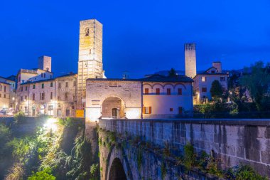 İtalya 'daki Ascoli Piceno' daki Solesta köprüsünün günbatımı manzarası.
