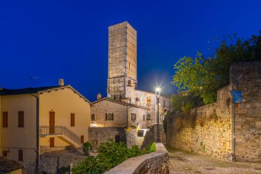 İtalya, Ascoli Piceno 'da Torre degli Ercolani' nin gece görüşü.