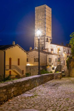 İtalya, Ascoli Piceno 'da Torre degli Ercolani' nin gece görüşü.