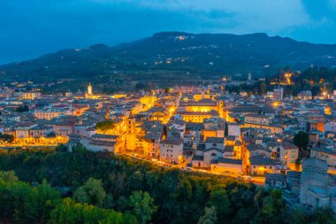 İtalyan şehri Ascoli Piceno 'nun şehir merkezinin günbatımı manzarası.