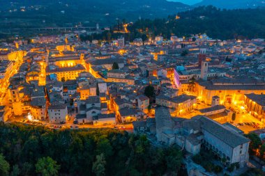 İtalyan şehri Ascoli Piceno 'nun şehir merkezinin günbatımı manzarası.
