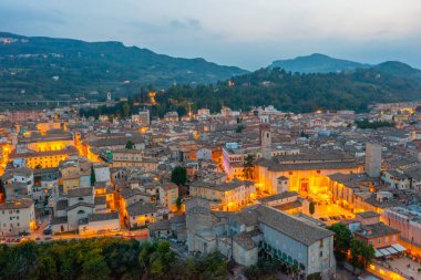 İtalyan şehri Ascoli Piceno 'nun şehir merkezinin günbatımı manzarası.