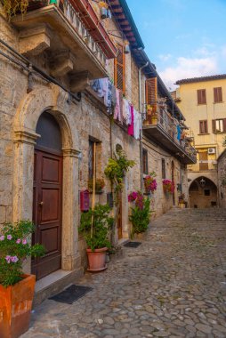 İtalya 'nın eski Ascoli Piceno kasabasında dar bir sokak..