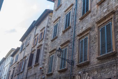 İtalya 'nın eski Ascoli Piceno kasabasında dar bir sokak..