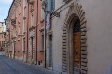 İtalya 'nın eski Ascoli Piceno kasabasında dar bir sokak..