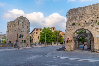 İtalya 'daki Ascoli Piceno' da eski bir kale..