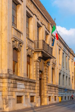 İtalya 'nın eski Ascoli Piceno kasabasında dar bir sokak..