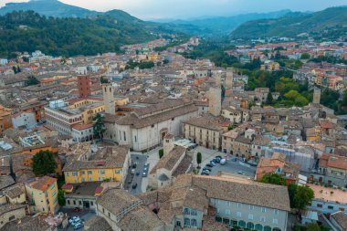 İtalyan şehri Ascoli Piceno 'daki Piazza Ventidio Basso' nun hava manzarası.