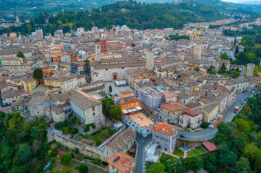 İtalyan şehri Ascoli Piceno 'daki Piazza Ventidio Basso' nun hava manzarası.