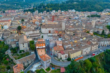 İtalyan şehri Ascoli Piceno 'daki Piazza Ventidio Basso' nun hava manzarası.