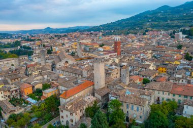 İtalyan şehri Ascoli Piceno 'nun şehir merkezinin havadan görünüşü.