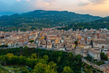 İtalyan şehri Ascoli Piceno 'nun şehir merkezinin havadan görünüşü.