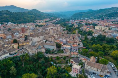 İtalyan şehri Ascoli Piceno 'nun şehir merkezinin havadan görünüşü.