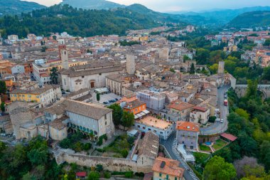İtalyan şehri Ascoli Piceno 'daki Piazza Ventidio Basso' nun hava manzarası.