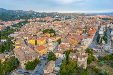 İtalyan şehri Ascoli Piceno 'nun şehir merkezinin havadan görünüşü.