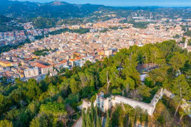 Piya kalesi ve İtalyan şehri Ascoli Piceno 'nun havadan görünüşü.