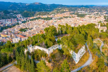 Piya kalesi ve İtalyan şehri Ascoli Piceno 'nun havadan görünüşü.