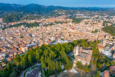 Santissima Annunziata Kilisesi ve İtalyan şehri Ascoli Piceno 'nun hava manzarası.