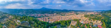 Santissima Annunziata Kilisesi ve İtalyan şehri Ascoli Piceno 'nun hava manzarası.