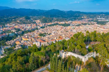 Piya kalesi ve İtalyan şehri Ascoli Piceno 'nun havadan görünüşü.