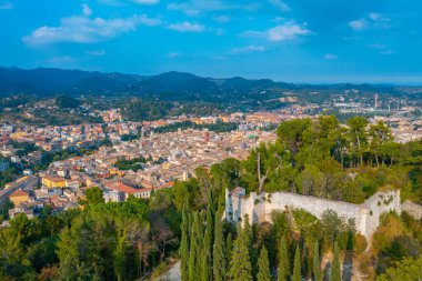 Piya kalesi ve İtalyan şehri Ascoli Piceno 'nun havadan görünüşü.