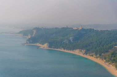 İtalya 'da Sirolo' daki plajların havadan görünüşü.