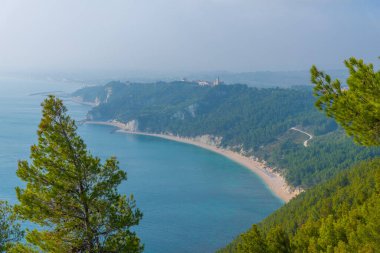 İtalya 'da Sirolo' daki plajların havadan görünüşü.