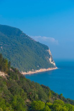 İtalya 'daki Monte Conero parkının doğal manzarası.