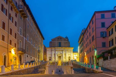 Ancona, İtalya 'daki Piazza del Plebiscito' nun arkasındaki Saint Domenico Kilisesi 'nin gün doğumu manzarası.